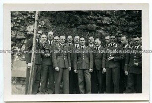 Luftwaffen-Offiziere mit Zivilisten in Nordhausen
