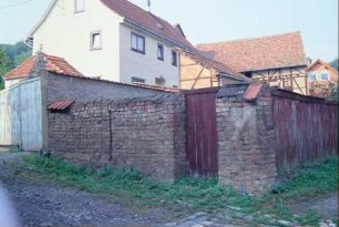 Hofeinfriedung mit Mauer und Holztor