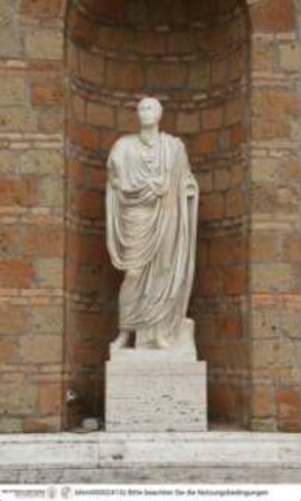 Statue eines Mannes in Toga