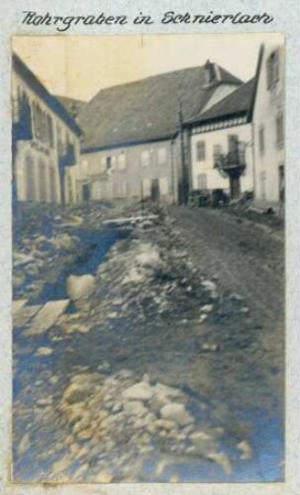 Foto eines Rohrgrabens in Schnierlach für den Wasserleitungsbau Schnierlach (Lapoutroie) - Eschelmer (Hachimette)