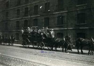 Edinburgh, Schottland. Touristen der Hapag auf vierspänniger Kutsche bei einer Wagenfahrt durch die Stadt