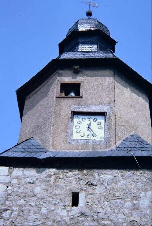Kirchturm Detail: Achteckhaube mit Turmuhr und Öffnung für Schlagglocke; Jahreszahl 1989 an der Uhr