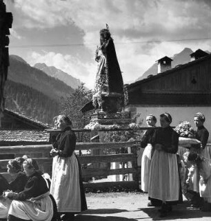Kärnten, St. Lorenzen im Lesachtal, Fronleichnams-Prozession in der Volkstracht des Lesach-Tales