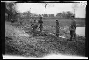 Wirballen (=Virbalis, Litauen): Wachsoldat und russische Kriegsgefangene beim Bau eines Wasserablaufgrabens ("Straßenbau in Wirballen")