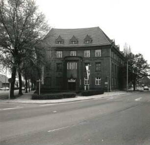 Calau, Karl-Marx-Straße 130. Verwaltungsgebäude (Polizeibehörde, sogenanntes Kreishaus. 1924/1926; Thiede). Straßenfront mit Hauptportal
