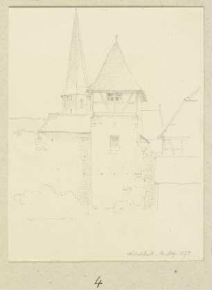 Stadtmauerturm in Michelstadt, im Hintergrund der Turm der Stadtkirche