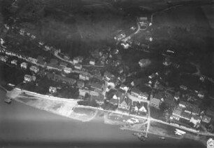 Stadt Wehlen. Stadtmitte mit Stadtkirche und Dampfschiffanlegestelle. Luftbild-Schrägaufnahme von Südost