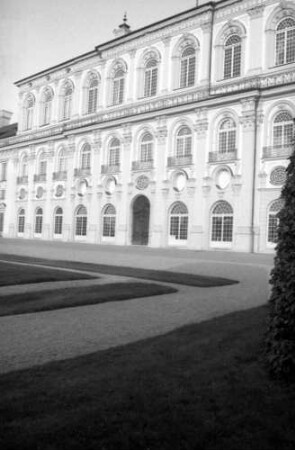 Oberschleißheim: Schloss Schleißheim, Westfassade mit Parkanlage