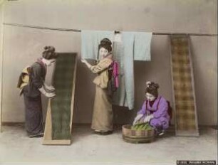 Frauen beim Waschen von Kleidern
