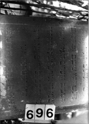 Grabstein 696 (Index: 99802098) Material: Sandstein Zustand: Inschr. verwitt/Textverl/unten abgebroch Maße HxBxT: 125x58x13 cm Beschreibung: Stele mit verdachtem Rundbogen Symbolik: Schofar: Grabstein 696 (Detailaufnahme)