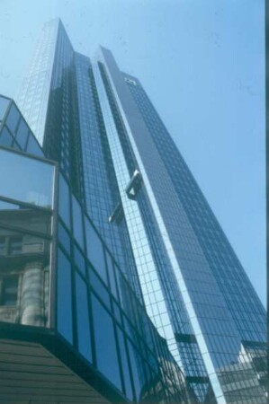 Frankfurt. Deutsche Bank. Gondel der Gebäudereiniger an den Zwillingshochhäusern