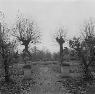 Schloßpark : Schloßpark (1750/1755; C. H. von Heinecken, Sparing, 1881/1898; E. Petzold). Blick auf Wasserparterre, davor Sandsteinvasen (E. 19. Jh.)