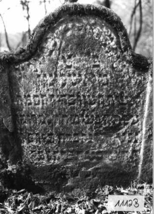Grabstein 1112 (Index: 99753265) Material: Sandstein Zustand: stark verwitt/großer Textverlust Maße HxBxT: 80x64x10 cm Beschreibung: Stele, eingezogener Rundbogenabschluß, Schriftfeld eingetieft: Grabstein 1112B