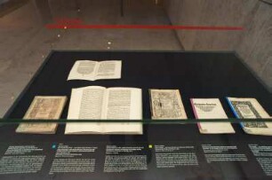 SLUB, Ausstellung "Wie Luthers Worte fliegen lernten" : Ausstellungsvitrine "Schule"