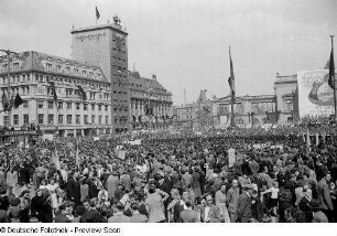 1. Mai-Demonstranten auf dem Augustusplatz