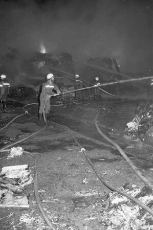 Brand in der Lagerhalle der Altpapierverwertungsfirma Hermann Weinbrecht beim Westbahnhof