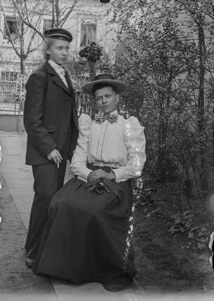 Zwei junge Frauen