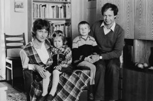Familie K. im Wohnzimmer