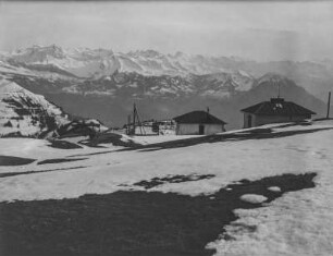 Schneebedeckte Berge : Panoramablick auf eine schneebedeckte Berglandschaft mit drei Berghütten