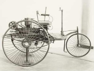 Benz-Dreirad für 2 Personen mit wassergekühltem Gasmotor : Benz-Dreirad, 1885