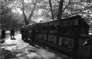 Paris: Verkaufsbuden am Kai