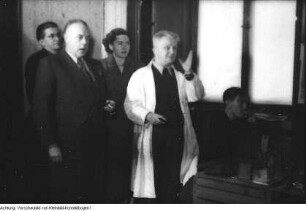 Rammenau, Schloss. 1. Sozialistische Künstlerbrigade Rammenau. Begutachtung von Arbeiten für die 3. Deutsche Kunstausstellung Dresden, Frühjahr 1953, u.a. durch Herbert Gute, 1952/53