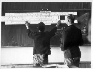 Arnsberg. Forstschule. Rechenunterricht. Die Anwendung des Rechenschiebers wird an einem 150 cm langen Demonstrationsmodell gezeigt