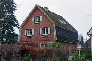 Jäckbornsweg 8: giebelständiges Wohnhaus aus Backstein mit Mansardgiebeldach: Straßenfront: Sprossenfenster mit Fensterläden, an Erdgeschoss Rankgitter: Traufseite: im Vordergrund Hecken