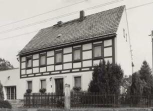 Wohnhaus (19. Jh. (?)). Straßenansicht mit Wegesäule (bez. 1833) : Rathmannsdorf-Höhe, Dorfplatz 11. Wohnhaus (19. Jh. (?)). Straßenansicht mit Wegesäule (bez. 1833)