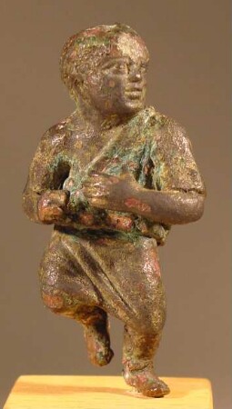Römische Statuette eines tanzenden Knaben mit Flöte