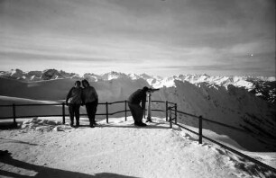 Oberstdorf: Nebelhorn; Aussichtsterrasse mit zwei Mädchen