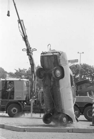 Gemeinsame Aktion "Sicherheitsgurt ´83" des ADAC, der Polizei und der Verkehrswacht Karlsruhe auf dem Messplatz