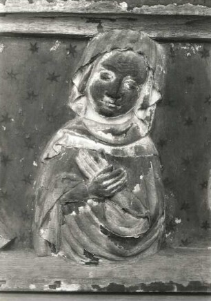 Heilige : Heilige (Relief aus der Predella des Dreifaltigkeitsaltars). Holz, 2. Viertel 15. Jahrhundert