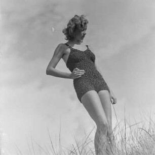 Frau im Badeanzug am Strand