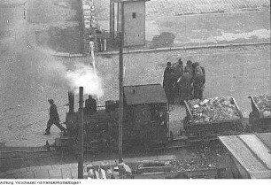 Dresden. Dr. Lothar Bolz (Jurist, 1949-1953 Minister für Aufbau, Vorsitzender der Nationaldemokratische Partei Deutschlands (NDPD)) informiert sich über den Wiederaufbau der Stadt, 1950