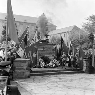 8. Mai 1966 : Kranzniederlegung am VVN-Denkmal zum Tag der Befreiung