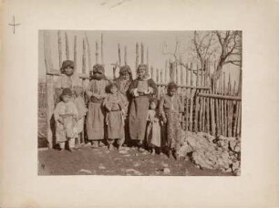 Gruppe Demrek : Gruppenportrait von armenischen Frauen und Kindern im Dorf Demrek bei Kahramanmara?.