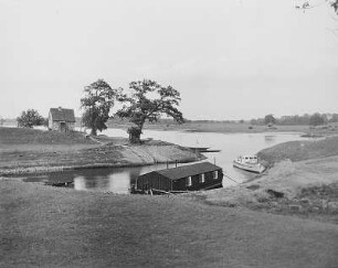 Wörlitz. Park (1765-etwa 1805; J.F. Eyserbeck, F.W. von Erdmannsdorff). Bootsanlegestelle (Weidenheger) mit Wurzelhütte