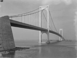 New York, Bronx-Whitestone Bridge über den East River