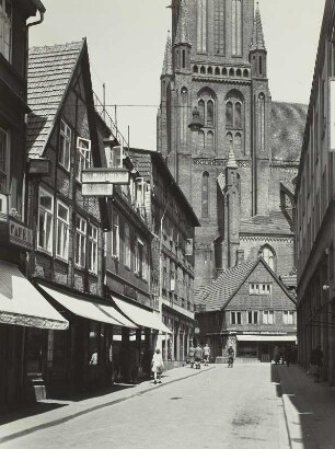 Schwerin. Blick zum Turm des Domes von Süden