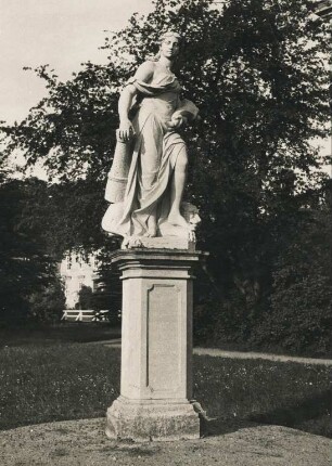 Brandenburg. Rheinsberg. Skulptur einer weiblichen Figur mit einem Turm in der rechten Hand im Park des gleichnamigen Schlosses