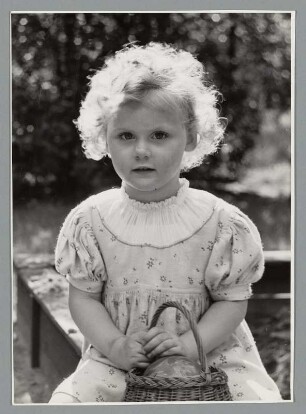 Portrait eines Mädchens mit Kleid und Korb