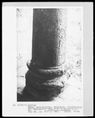 Basis der vierten Säule von Süden
