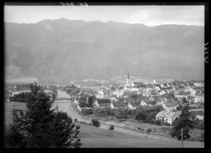 Österreich, Spittal an der Drau. Stadtansicht mit Draubrücke