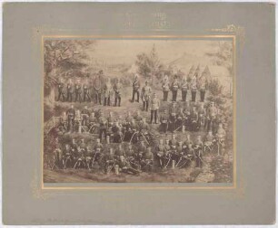 5. Eskadron (ca. achtundfünfzig Personen) Jahrgang 1886-1889, des Regiments teils in Reihe angetreten, in Gruppen zusammen oder sitzend, im Hintergrund zwei Heere im Gefecht
