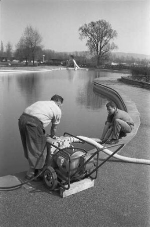 Vorbereitungen für die Badesaison im Freibad Rüppurr.