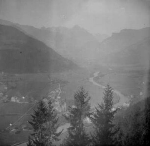 Zell am Ziller. Ortsansicht von einem erhöhten Standpunkt