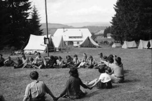 Thurner: ungarisches Pfadfinderlager im Schwarzwald, Spielwiese, Jungen und Mädel sitzen im Kreis