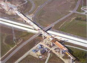 Geratalbrücke Ichtershausen (im Bau) : Geratalbrücke Ichtershausen (im Bau). Eisenbahnbrücke der Neubaustrecke Ebensfeld - Erfurt über die Bundesautobahn (BAB) 71 und die Ortsverbindungsstraße Ichtershausen - Molsdorf. Im Hintergrund Verbindungskurven zwischen BAB 4 und 71 (Kreuz Erfurt, nicht im Bild)