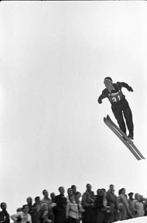 Feldberg: Internationales Feldberg-Skispringen; Springer beim Wertungsspringen, "31" Roscher, Ewald; Baden-Baden